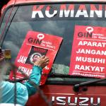 Ratusan massa yang tergabung dalam GNPF MUI melakukan shalat Zuhur berjamaah di depan Gedung Kementan, Jakarta, Senin (13/2/2017). Dalam sidang ke-10 kasus penitasan agama tersebut Jaksa Penuntut Umum rencananya menghadirkan 4 saksi ahli. AKTUAL/Munzir