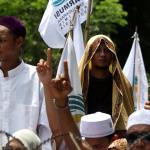 Ratusan massa yang tergabung dalam GNPF MUI melakukan shalat Zuhur berjamaah di depan Gedung Kementan, Jakarta, Senin (13/2/2017). Dalam sidang ke-10 kasus penitasan agama tersebut Jaksa Penuntut Umum rencananya menghadirkan 4 saksi ahli. AKTUAL/Munzir