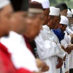 Ratusan massa yang tergabung dalam GNPF MUI melakukan shalat Zuhur berjamaah di depan Gedung Kementan, Jakarta, Senin (13/2/2017). Dalam sidang ke-10 kasus penitasan agama tersebut Jaksa Penuntut Umum rencananya menghadirkan 4 saksi ahli. AKTUAL/Munzir