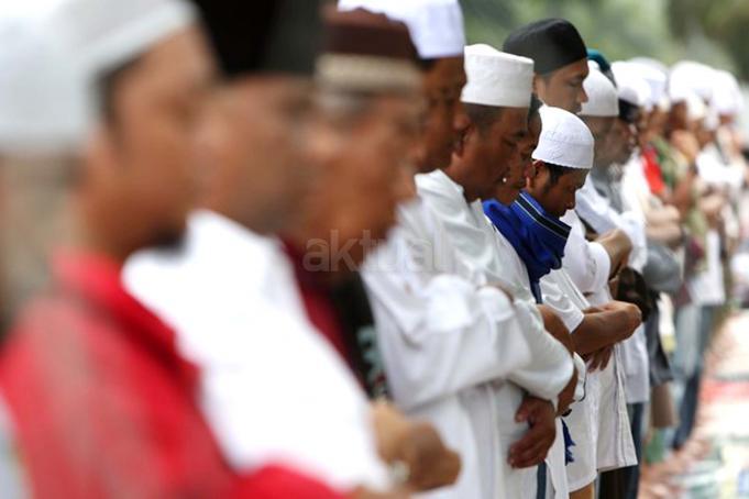 Ratusan massa yang tergabung dalam GNPF MUI melakukan shalat Zuhur berjamaah di depan Gedung Kementan, Jakarta, Senin (13/2/2017). Dalam sidang ke-10 kasus penitasan agama tersebut Jaksa Penuntut Umum rencananya menghadirkan 4 saksi ahli. AKTUAL/Munzir