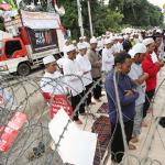 Ratusan massa yang tergabung dalam GNPF MUI melakukan shalat Zuhur berjamaah di depan Gedung Kementan, Jakarta, Senin (13/2/2017). Dalam sidang ke-10 kasus penitasan agama tersebut Jaksa Penuntut Umum rencananya menghadirkan 4 saksi ahli. AKTUAL/Munzir