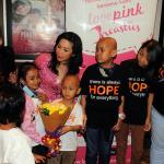 Kordinator Blue Bird Peduli Noni Purnomo (dua kiri) bersama Komunitas Love Pink Tri Oetami (kiri), dr. Ina Sumantri (dua kanan) dan Patsy Djatikusumo menunjukan buku “The Power of Pink” untuk pengetahuan pencegahaan kanker sejak dini dalam rangka memperingati Hari Kanker Sedunia di Jakarta, Jumat (3/2). Pada kesempatan ini Program Blue Bird Peduli mengajak Kartini Blue Bird dan anak-anak penderita kanker dari Rumah Harapan Valencia Care Foundation menonton Film Pink Promise yang di produksi PT Muara Entertainmen Production. AKTUAL/HO