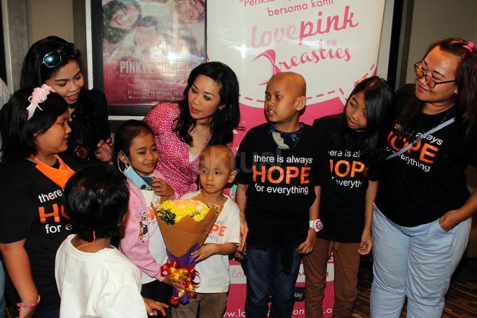 Kordinator Blue Bird Peduli Noni Purnomo (dua kiri) bersama Komunitas Love Pink Tri Oetami (kiri), dr. Ina Sumantri (dua kanan) dan Patsy Djatikusumo menunjukan buku “The Power of Pink” untuk pengetahuan pencegahaan kanker sejak dini dalam rangka memperingati Hari Kanker Sedunia di Jakarta, Jumat (3/2). Pada kesempatan ini Program Blue Bird Peduli mengajak Kartini Blue Bird dan anak-anak penderita kanker dari Rumah Harapan Valencia Care Foundation menonton Film Pink Promise yang di produksi PT Muara Entertainmen Production. AKTUAL/HO