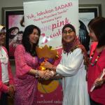 Kordinator Blue Bird Peduli Noni Purnomo (dua kiri) bersama Komunitas Love Pink Tri Oetami (kiri), dr. Ina Sumantri (dua kanan) dan Patsy Djatikusumo menunjukan buku “The Power of Pink” untuk pengetahuan pencegahaan kanker sejak dini dalam rangka memperingati Hari Kanker Sedunia di Jakarta, Jumat (3/2). Pada kesempatan ini Program Blue Bird Peduli mengajak Kartini Blue Bird dan anak-anak penderita kanker dari Rumah Harapan Valencia Care Foundation menonton Film Pink Promise yang di produksi PT Muara Entertainmen Production. AKTUAL/HO