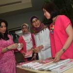 Kordinator Blue Bird Peduli Noni Purnomo (dua kiri) bersama Komunitas Love Pink Tri Oetami (kiri), dr. Ina Sumantri (dua kanan) dan Patsy Djatikusumo menunjukan buku “The Power of Pink” untuk pengetahuan pencegahaan kanker sejak dini dalam rangka memperingati Hari Kanker Sedunia di Jakarta, Jumat (3/2). Pada kesempatan ini Program Blue Bird Peduli mengajak Kartini Blue Bird dan anak-anak penderita kanker dari Rumah Harapan Valencia Care Foundation menonton Film Pink Promise yang di produksi PT Muara Entertainmen Production. AKTUAL/HO