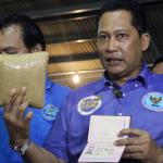 Petugas gabungan BNN dan Bea Cukai berhasil mengamankan lima orang anak buah kapal yang membawa 13,56 kg methampetamine (sabu) serta satu orang warga negara Malaysia tewas saat penangkapan karena melakukan perlawanan, AKTUAL/Munzir