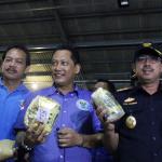 Petugas gabungan BNN dan Bea Cukai berhasil mengamankan lima orang anak buah kapal yang membawa 13,56 kg methampetamine (sabu) serta satu orang warga negara Malaysia tewas saat penangkapan karena melakukan perlawanan, AKTUAL/Munzir