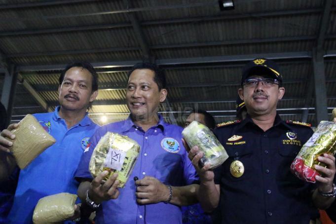 Petugas gabungan BNN dan Bea Cukai berhasil mengamankan lima orang anak buah kapal yang membawa 13,56 kg methampetamine (sabu) serta satu orang warga negara Malaysia tewas saat penangkapan karena melakukan perlawanan, AKTUAL/Munzir