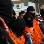 Petugas gabungan BNN dan Bea Cukai berhasil mengamankan lima orang anak buah kapal yang membawa 13,56 kg methampetamine (sabu) serta satu orang warga negara Malaysia tewas saat penangkapan karena melakukan perlawanan, AKTUAL/Munzir