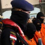 Petugas gabungan BNN dan Bea Cukai berhasil mengamankan lima orang anak buah kapal yang membawa 13,56 kg methampetamine (sabu) serta satu orang warga negara Malaysia tewas saat penangkapan karena melakukan perlawanan, AKTUAL/Munzir