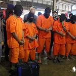 Petugas gabungan BNN dan Bea Cukai berhasil mengamankan lima orang anak buah kapal yang membawa 13,56 kg methampetamine (sabu) serta satu orang warga negara Malaysia tewas saat penangkapan karena melakukan perlawanan, AKTUAL/Munzir