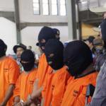 Petugas gabungan BNN dan Bea Cukai berhasil mengamankan lima orang anak buah kapal yang membawa 13,56 kg methampetamine (sabu) serta satu orang warga negara Malaysia tewas saat penangkapan karena melakukan perlawanan, AKTUAL/Munzir