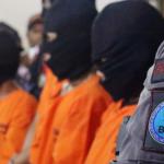 Petugas gabungan BNN dan Bea Cukai berhasil mengamankan lima orang anak buah kapal yang membawa 13,56 kg methampetamine (sabu) serta satu orang warga negara Malaysia tewas saat penangkapan karena melakukan perlawanan, AKTUAL/Munzir