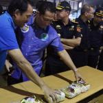 Petugas gabungan BNN dan Bea Cukai berhasil mengamankan lima orang anak buah kapal yang membawa 13,56 kg methampetamine (sabu) serta satu orang warga negara Malaysia tewas saat penangkapan karena melakukan perlawanan, AKTUAL/Munzir