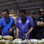 Petugas gabungan BNN dan Bea Cukai berhasil mengamankan lima orang anak buah kapal yang membawa 13,56 kg methampetamine (sabu) serta satu orang warga negara Malaysia tewas saat penangkapan karena melakukan perlawanan, AKTUAL/Munzir