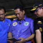 Petugas gabungan BNN dan Bea Cukai berhasil mengamankan lima orang anak buah kapal yang membawa 13,56 kg methampetamine (sabu) serta satu orang warga negara Malaysia tewas saat penangkapan karena melakukan perlawanan, AKTUAL/Munzir