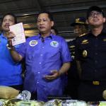 Petugas gabungan BNN dan Bea Cukai berhasil mengamankan lima orang anak buah kapal yang membawa 13,56 kg methampetamine (sabu) serta satu orang warga negara Malaysia tewas saat penangkapan karena melakukan perlawanan, AKTUAL/Munzir