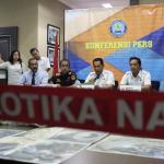 Dalam jumpa persnya Badan Narkotika Nasional (BNN) berhasil mengungkap pengiriman sabu asal Malaysia sebanyak 21 kg melalui perbatasan oleh jaringan lembaga pemasyarakatan (lapas) Pontianak Kalimantan Barat. Petugas mengamankan 6 orang pelaku masing-masing berinsial BW alias Planet, H alias Iyan, GV alias Valen, N alias Nonot, DH alias Mangap dan S alias Ahmad. AKTUAL/Munzir