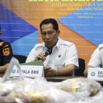 Dalam jumpa persnya Badan Narkotika Nasional (BNN) berhasil mengungkap pengiriman sabu asal Malaysia sebanyak 21 kg melalui perbatasan oleh jaringan lembaga pemasyarakatan (lapas) Pontianak Kalimantan Barat. Petugas mengamankan 6 orang pelaku masing-masing berinsial BW alias Planet, H alias Iyan, GV alias Valen, N alias Nonot, DH alias Mangap dan S alias Ahmad. AKTUAL/Munzir