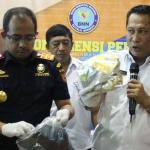 Dalam jumpa persnya Badan Narkotika Nasional (BNN) berhasil mengungkap pengiriman sabu asal Malaysia sebanyak 21 kg melalui perbatasan oleh jaringan lembaga pemasyarakatan (lapas) Pontianak Kalimantan Barat. Petugas mengamankan 6 orang pelaku masing-masing berinsial BW alias Planet, H alias Iyan, GV alias Valen, N alias Nonot, DH alias Mangap dan S alias Ahmad. AKTUAL/Munzir