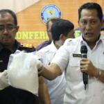 Dalam jumpa persnya Badan Narkotika Nasional (BNN) berhasil mengungkap pengiriman sabu asal Malaysia sebanyak 21 kg melalui perbatasan oleh jaringan lembaga pemasyarakatan (lapas) Pontianak Kalimantan Barat. Petugas mengamankan 6 orang pelaku masing-masing berinsial BW alias Planet, H alias Iyan, GV alias Valen, N alias Nonot, DH alias Mangap dan S alias Ahmad. AKTUAL/Munzir