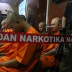 Dalam jumpa persnya Badan Narkotika Nasional (BNN) berhasil mengungkap pengiriman sabu asal Malaysia sebanyak 21 kg melalui perbatasan oleh jaringan lembaga pemasyarakatan (lapas) Pontianak Kalimantan Barat. Petugas mengamankan 6 orang pelaku masing-masing berinsial BW alias Planet, H alias Iyan, GV alias Valen, N alias Nonot, DH alias Mangap dan S alias Ahmad. AKTUAL/Munzir