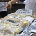 Dalam jumpa persnya Badan Narkotika Nasional (BNN) berhasil mengungkap pengiriman sabu asal Malaysia sebanyak 21 kg melalui perbatasan oleh jaringan lembaga pemasyarakatan (lapas) Pontianak Kalimantan Barat. Petugas mengamankan 6 orang pelaku masing-masing berinsial BW alias Planet, H alias Iyan, GV alias Valen, N alias Nonot, DH alias Mangap dan S alias Ahmad. AKTUAL/Munzir