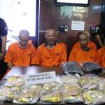 Dalam jumpa persnya Badan Narkotika Nasional (BNN) berhasil mengungkap pengiriman sabu asal Malaysia sebanyak 21 kg melalui perbatasan oleh jaringan lembaga pemasyarakatan (lapas) Pontianak Kalimantan Barat. Petugas mengamankan 6 orang pelaku masing-masing berinsial BW alias Planet, H alias Iyan, GV alias Valen, N alias Nonot, DH alias Mangap dan S alias Ahmad. AKTUAL/Munzir