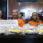 Dalam jumpa persnya Badan Narkotika Nasional (BNN) berhasil mengungkap pengiriman sabu asal Malaysia sebanyak 21 kg melalui perbatasan oleh jaringan lembaga pemasyarakatan (lapas) Pontianak Kalimantan Barat. Petugas mengamankan 6 orang pelaku masing-masing berinsial BW alias Planet, H alias Iyan, GV alias Valen, N alias Nonot, DH alias Mangap dan S alias Ahmad. AKTUAL/Munzir