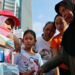 Badan Pengawas Obat dan Makanan (BPOM) melakukan aksi sosial di area car free day di Bundaran HI, Jakarta, Minggu (26/2/2017). Dalam aksi ini, BPOM mengingatkan pentingnya masyarakat untuk peduli obat dan pangan aman. AKTUAL/Munzir