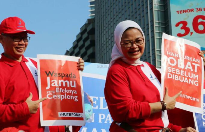 Badan Pengawas Obat dan Makanan (BPOM) melakukan aksi sosial di area car free day di Bundaran HI, Jakarta, Minggu (26/2/2017). Dalam aksi ini, BPOM mengingatkan pentingnya masyarakat untuk peduli obat dan pangan aman. AKTUAL/Munzir