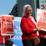 Badan Pengawas Obat dan Makanan (BPOM) melakukan aksi sosial di area car free day di Bundaran HI, Jakarta, Minggu (26/2/2017). Dalam aksi ini, BPOM mengingatkan pentingnya masyarakat untuk peduli obat dan pangan aman. AKTUAL/Munzir