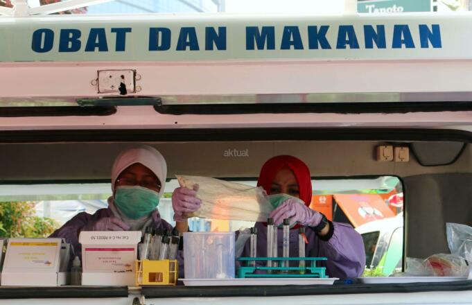 Badan Pengawas Obat dan Makanan (BPOM) melakukan aksi sosial di area car free day di Bundaran HI, Jakarta, Minggu (26/2/2017). Dalam aksi ini, BPOM mengingatkan pentingnya masyarakat untuk peduli obat dan pangan aman. AKTUAL/Munzir