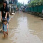 Sejumlah anak-anak bermain banjir yang berada di kampung Bayur di RW 04 Cipinang Melayu, Jakarta Timur, Minggu (26/2/2017), kembali terendam banjir. Air yang menggenangi kawasan tersebut setinggi lebih dari 30 centimeter, diduga akibat dari kali sunter . Namun sejumlah anak-anak terlihat senang memanfaatkan banjir untuk bermain air. AKTUAL/Munzir