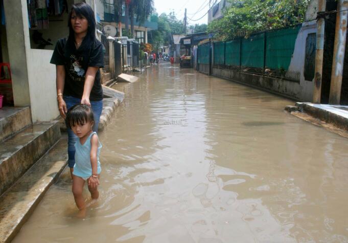 Sejumlah anak-anak bermain banjir yang berada di kampung Bayur di RW 04 Cipinang Melayu, Jakarta Timur, Minggu (26/2/2017), kembali terendam banjir. Air yang menggenangi kawasan tersebut setinggi lebih dari 30 centimeter, diduga akibat dari kali sunter . Namun sejumlah anak-anak terlihat senang memanfaatkan banjir untuk bermain air. AKTUAL/Munzir