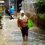 Sejumlah anak-anak bermain banjir yang berada di kampung Bayur di RW 04 Cipinang Melayu, Jakarta Timur, Minggu (26/2/2017), kembali terendam banjir. Air yang menggenangi kawasan tersebut setinggi lebih dari 30 centimeter, diduga akibat dari kali sunter . Namun sejumlah anak-anak terlihat senang memanfaatkan banjir untuk bermain air. AKTUAL/Munzir