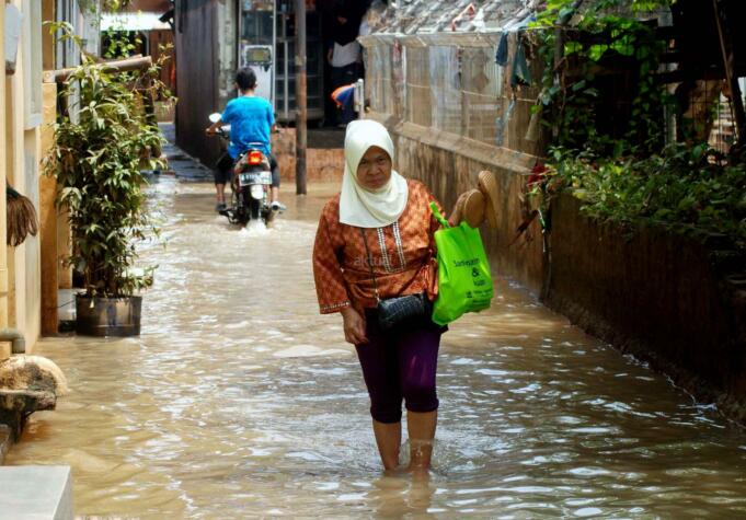 Sejumlah anak-anak bermain banjir yang berada di kampung Bayur di RW 04 Cipinang Melayu, Jakarta Timur, Minggu (26/2/2017), kembali terendam banjir. Air yang menggenangi kawasan tersebut setinggi lebih dari 30 centimeter, diduga akibat dari kali sunter . Namun sejumlah anak-anak terlihat senang memanfaatkan banjir untuk bermain air. AKTUAL/Munzir