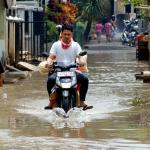 Sejumlah anak-anak bermain banjir yang berada di kampung Bayur di RW 04 Cipinang Melayu, Jakarta Timur, Minggu (26/2/2017), kembali terendam banjir. Air yang menggenangi kawasan tersebut setinggi lebih dari 30 centimeter, diduga akibat dari kali sunter . Namun sejumlah anak-anak terlihat senang memanfaatkan banjir untuk bermain air. AKTUAL/Munzir