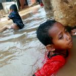 Sejumlah anak-anak bermain banjir yang berada di kampung Bayur di RW 04 Cipinang Melayu, Jakarta Timur, Minggu (26/2/2017), kembali terendam banjir. Air yang menggenangi kawasan tersebut setinggi lebih dari 30 centimeter, diduga akibat dari kali sunter . Namun sejumlah anak-anak terlihat senang memanfaatkan banjir untuk bermain air. AKTUAL/Munzir