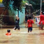 Sejumlah anak-anak bermain banjir yang berada di kampung Bayur di RW 04 Cipinang Melayu, Jakarta Timur, Minggu (26/2/2017), kembali terendam banjir. Air yang menggenangi kawasan tersebut setinggi lebih dari 30 centimeter, diduga akibat dari kali sunter . Namun sejumlah anak-anak terlihat senang memanfaatkan banjir untuk bermain air. AKTUAL/Munzir