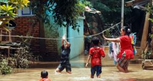 Sejumlah anak-anak bermain banjir yang berada di kampung Bayur di RW 04 Cipinang Melayu, Jakarta Timur, Minggu (26/2/2017), kembali terendam banjir. Air yang menggenangi kawasan tersebut setinggi lebih dari 30 centimeter, diduga akibat dari kali sunter . Namun sejumlah anak-anak terlihat senang memanfaatkan banjir untuk bermain air. AKTUAL/Munzir