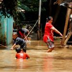 Sejumlah anak-anak bermain banjir yang berada di kampung Bayur di RW 04 Cipinang Melayu, Jakarta Timur, Minggu (26/2/2017), kembali terendam banjir. Air yang menggenangi kawasan tersebut setinggi lebih dari 30 centimeter, diduga akibat dari kali sunter . Namun sejumlah anak-anak terlihat senang memanfaatkan banjir untuk bermain air. AKTUAL/Munzir