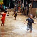 Sejumlah anak-anak bermain banjir yang berada di kampung Bayur di RW 04 Cipinang Melayu, Jakarta Timur, Minggu (26/2/2017), kembali terendam banjir. Air yang menggenangi kawasan tersebut setinggi lebih dari 30 centimeter, diduga akibat dari kali sunter . Namun sejumlah anak-anak terlihat senang memanfaatkan banjir untuk bermain air. AKTUAL/Munzir