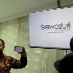 Pimpinan Bawaslu RI Nasrullah menunjukan aplikasi Bawaslu Tv saat acara pelunucuran TV Streaming Bawaslu di ruang rapat Bawaslu RI, Jakarta, Senin (13/2/2017). TV Bawaslu hanya menginformasikan berita-berita seputar kegiatan pemilu dan kegiatan yang terkait dengan demokrasi. TV Bawaslu dibuat dalam format streaming dikarenakan frequensi TV di Indonesia sudah dibatasi, dan sudah tidak tersedia lagi. AKTUAL/Munzir