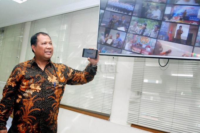 Pimpinan Bawaslu RI Nasrullah menunjukan aplikasi Bawaslu Tv saat acara pelunucuran TV Streaming Bawaslu di ruang rapat Bawaslu RI, Jakarta, Senin (13/2/2017). TV Bawaslu hanya menginformasikan berita-berita seputar kegiatan pemilu dan kegiatan yang terkait dengan demokrasi. TV Bawaslu dibuat dalam format streaming dikarenakan frequensi TV di Indonesia sudah dibatasi, dan sudah tidak tersedia lagi. AKTUAL/Munzir