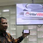 Pimpinan Bawaslu RI Nasrullah menunjukan aplikasi Bawaslu Tv saat acara pelunucuran TV Streaming Bawaslu di ruang rapat Bawaslu RI, Jakarta, Senin (13/2/2017). TV Bawaslu hanya menginformasikan berita-berita seputar kegiatan pemilu dan kegiatan yang terkait dengan demokrasi. TV Bawaslu dibuat dalam format streaming dikarenakan frequensi TV di Indonesia sudah dibatasi, dan sudah tidak tersedia lagi. AKTUAL/Munzir