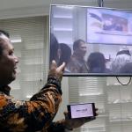 Pimpinan Bawaslu RI Nasrullah menunjukan aplikasi Bawaslu Tv saat acara pelunucuran TV Streaming Bawaslu di ruang rapat Bawaslu RI, Jakarta, Senin (13/2/2017). TV Bawaslu hanya menginformasikan berita-berita seputar kegiatan pemilu dan kegiatan yang terkait dengan demokrasi. TV Bawaslu dibuat dalam format streaming dikarenakan frequensi TV di Indonesia sudah dibatasi, dan sudah tidak tersedia lagi. AKTUAL/Munzir