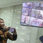 Pimpinan Bawaslu RI Nasrullah menunjukan aplikasi Bawaslu Tv saat acara pelunucuran TV Streaming Bawaslu di ruang rapat Bawaslu RI, Jakarta, Senin (13/2/2017). TV Bawaslu hanya menginformasikan berita-berita seputar kegiatan pemilu dan kegiatan yang terkait dengan demokrasi. TV Bawaslu dibuat dalam format streaming dikarenakan frequensi TV di Indonesia sudah dibatasi, dan sudah tidak tersedia lagi. AKTUAL/Munzir