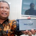 Pimpinan Bawaslu RI Nasrullah menunjukan aplikasi Bawaslu Tv saat acara pelunucuran TV Streaming Bawaslu di ruang rapat Bawaslu RI, Jakarta, Senin (13/2/2017). TV Bawaslu hanya menginformasikan berita-berita seputar kegiatan pemilu dan kegiatan yang terkait dengan demokrasi. TV Bawaslu dibuat dalam format streaming dikarenakan frequensi TV di Indonesia sudah dibatasi, dan sudah tidak tersedia lagi. AKTUAL/Munzir