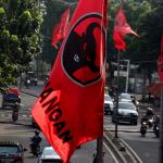 Pemasangan atribut partai secara sembarangan di tiang lampu jalan tersebut dikhawatirkan dapat mengganggu fungsi penerangan jalan umum di kawasan tersebut. AKTUAL/Munzir